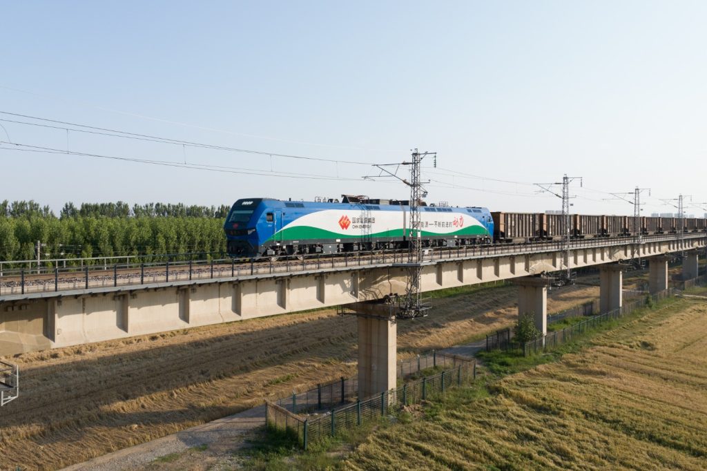 满载乌金的朔黄铁路两万吨重载列车驶向黄骅港。