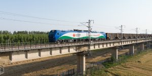 满载乌金的朔黄铁路两万吨重载列车驶向黄骅港。