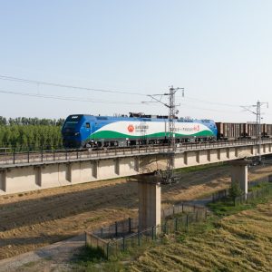 满载乌金的朔黄铁路两万吨重载列车驶向黄骅港。