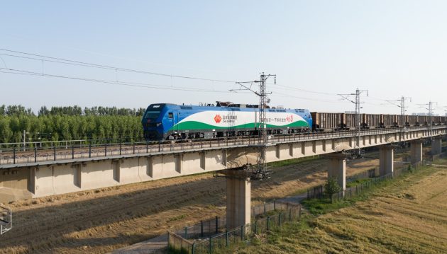 满载乌金的朔黄铁路两万吨重载列车驶向黄骅港。