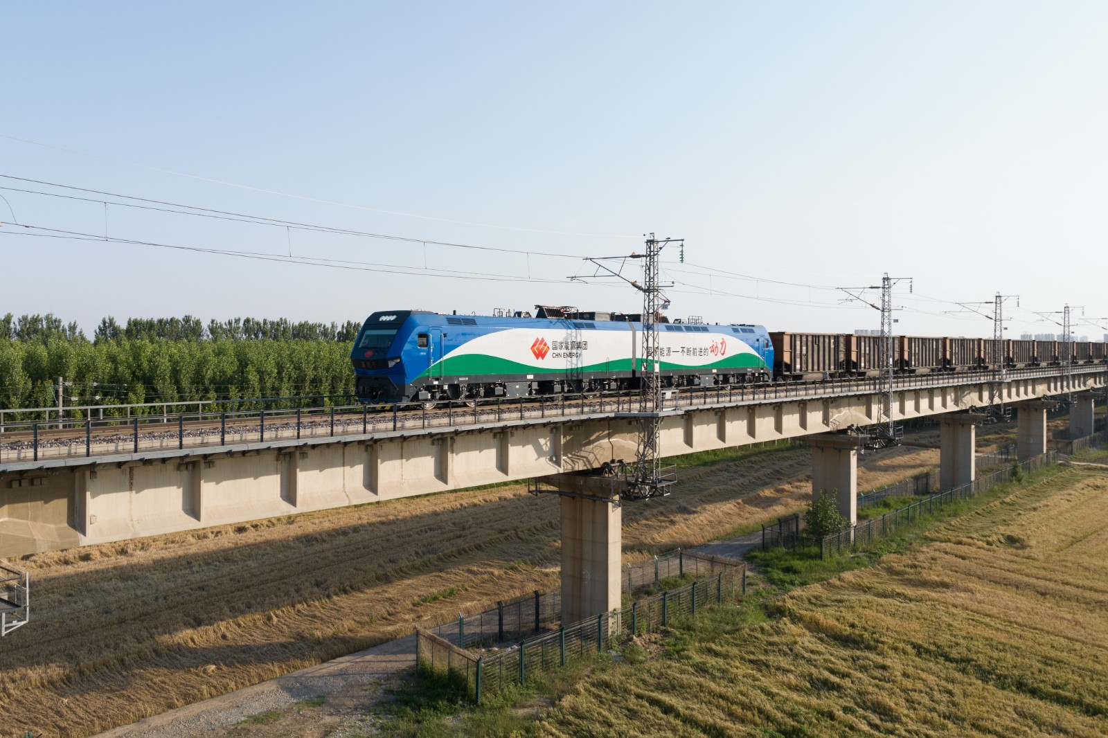 满载乌金的朔黄铁路两万吨重载列车驶向黄骅港。